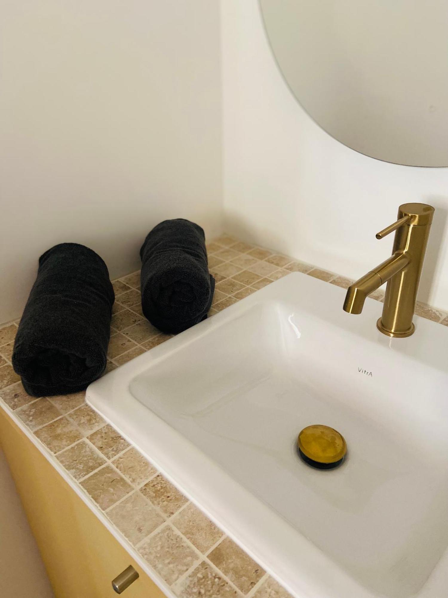 Les Appartements Du Vieux Poussan Extérieur photo