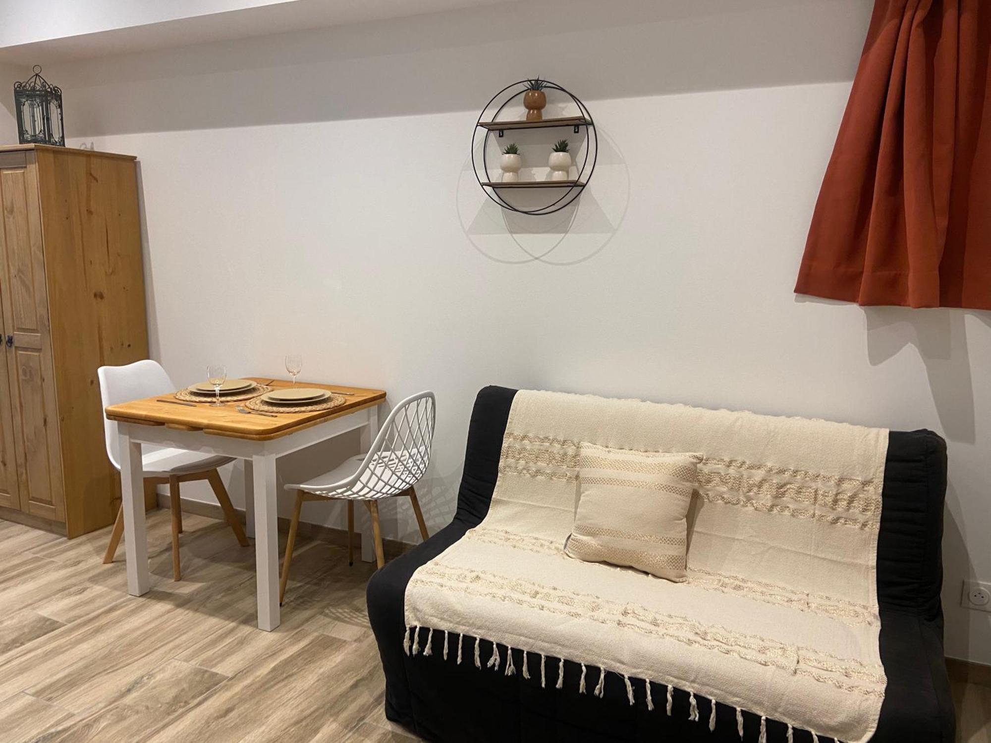 Les Appartements Du Vieux Poussan Extérieur photo