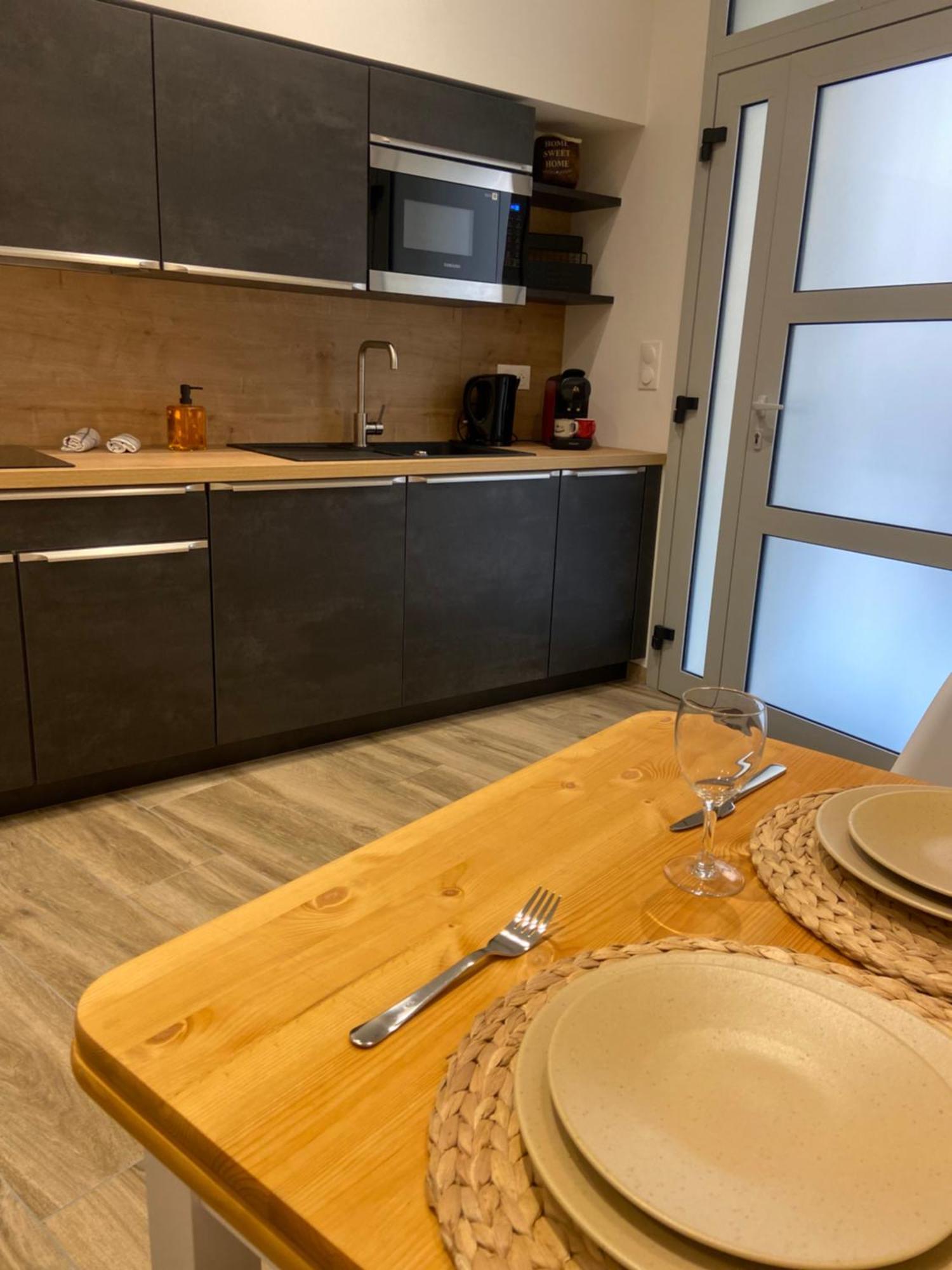 Les Appartements Du Vieux Poussan Extérieur photo